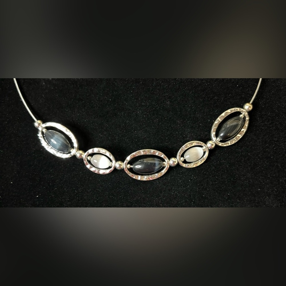 Black gray and silver toned necklace C191